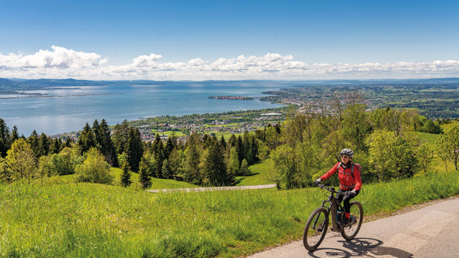 Frau mit E-Bike am Bodensee