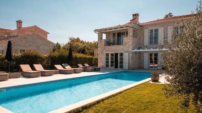 Gästevilla mit Pool und Liegen, Urlaub im Ferienhaus