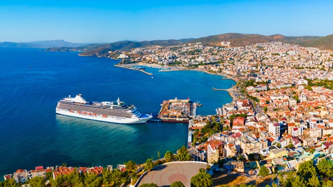 Kreuzfahrtschiff im Hafen von Kusadasi, Türkei