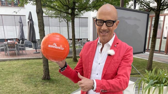 Moderator Goofy Förster mit sonnenklar.TV Fußball in der Hand, 25 Jahre sonnenklar.TV