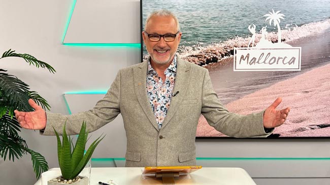 Moderator Ulf Dieter Kunstmann im sonnenklar.TV Studio