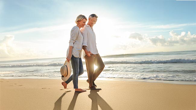 Paar läuft gemeinsam Strand entlang