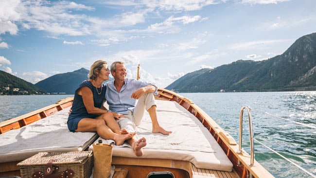 Senioren Paar genießt Zeit auf Boot, See in Lugano, Schweiz