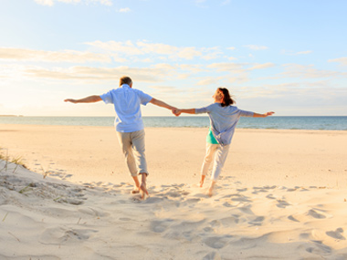 Zwei Senioren Hand in Hand am Sandstrand