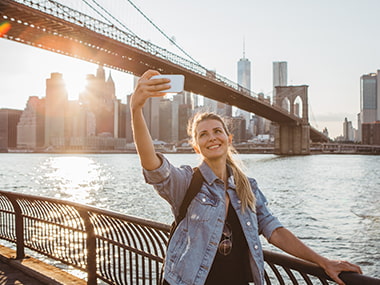Frau macht Selfie in einer Stadt