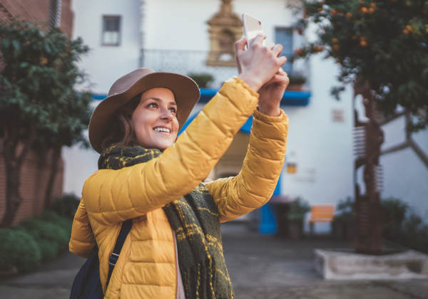 Frau beim Fotografieren