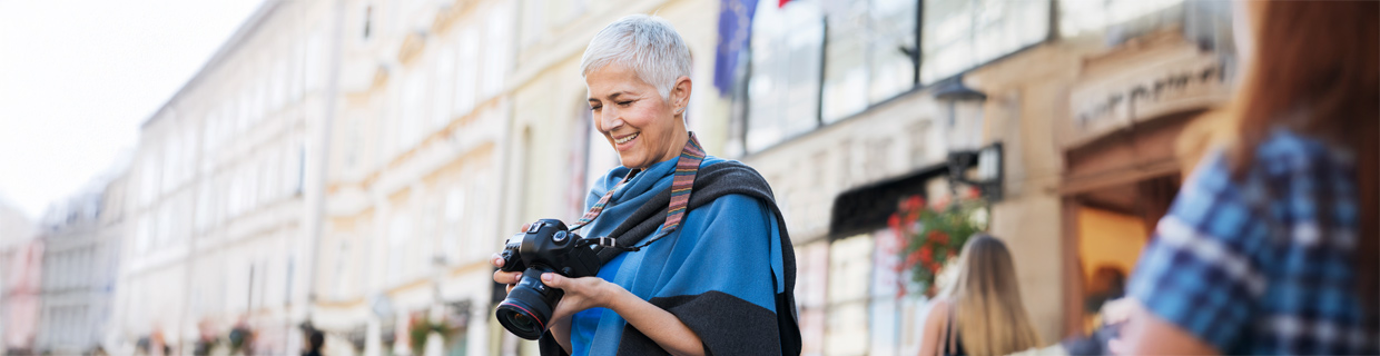 Ältere Frau mit Fotoapparat in der Hand