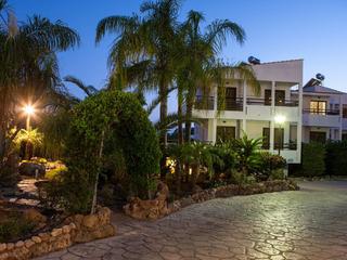 Coliseum Studios & Apartments (tr)