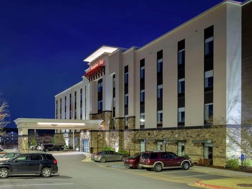 Hampton Inn Emerson LakePoint