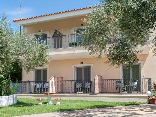 Syraina Studios & Rooms