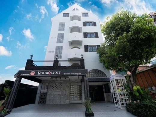 RIM Thapea Walking Street by RoomQuest