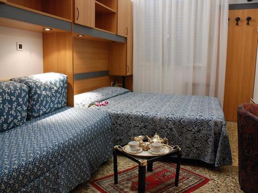 HOLIDAY CENTER VALDOR