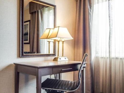 Monte Carlo Inn Airport Suites