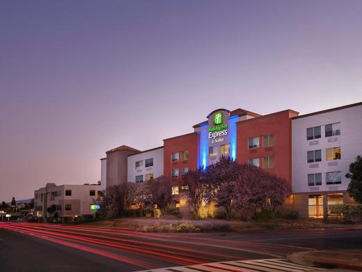 Holiday Inn Express & Suites Belmont