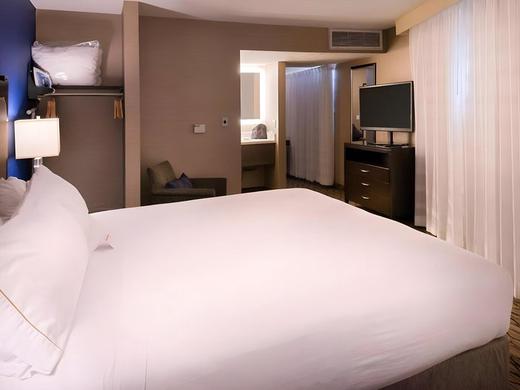 Holiday Inn Express & Suites Pasadena-Colorado Blvd.