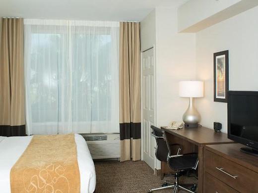 Comfort Suites Maingate East