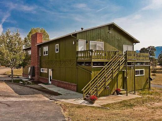 Coyote Mountain Lodge