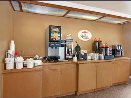 Super 8 by Wyndham Los Angeles Downtown