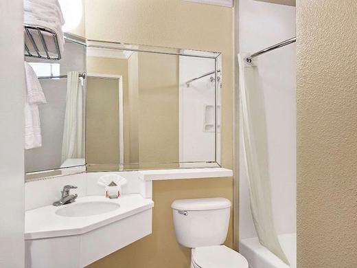 Super 8 by Wyndham Los Angeles Downtown