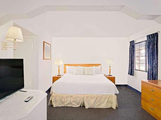 Days Inn & Suites by Wyndham Needles