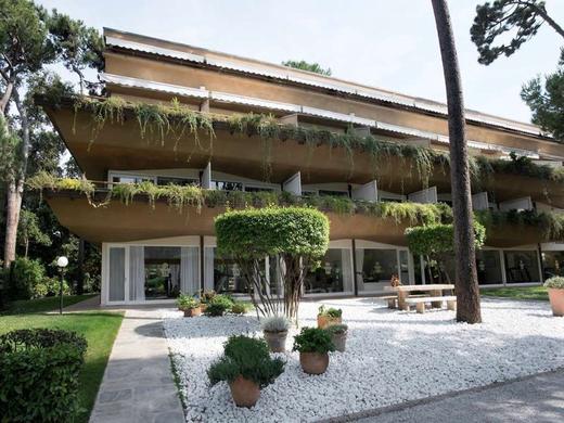 Augustus Hotel & Resort