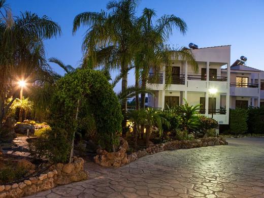 Coliseum Studios & Apartments