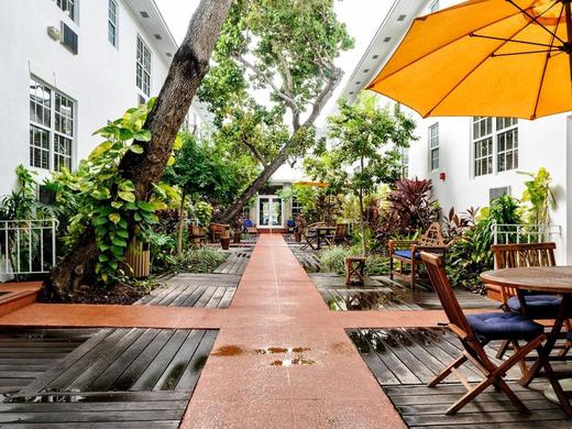 Tradewinds Apartment  Hotel