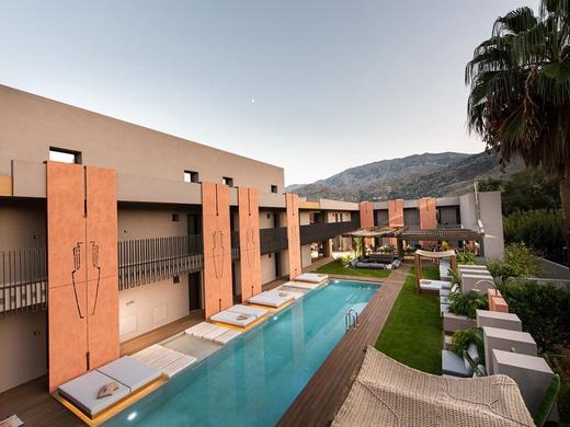 Pilot Amphora Boutique Hotel