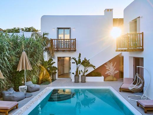 Adorno Beach Hotel & Suites