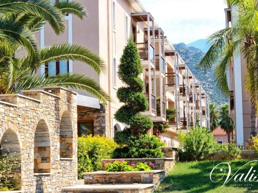 Valis Resort