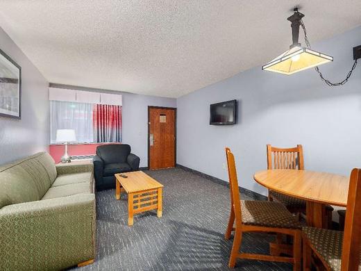 Ramada by Wyndham Sioux Falls Airport Hotel & Suites