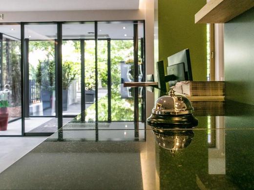 Flora Hotel & Suites