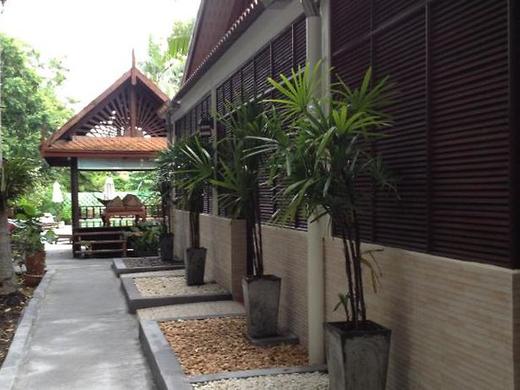 Harry's Bungalows & Restaurant