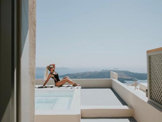 Caldera Cliff Illusion Suites