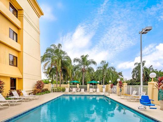 La Quinta Inn & Suites Miami Airport East