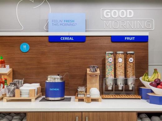 Holiday Inn Express & Suites Palm Desert - Millennium