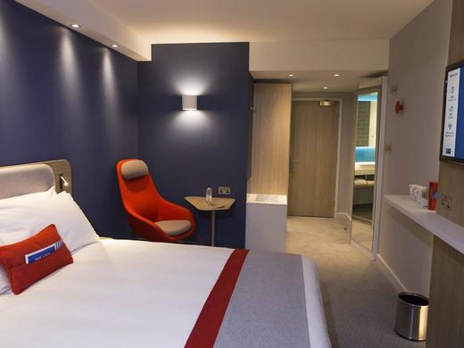 Holiday Inn Express Cambridge West Cambourne, an IHG Hotel
