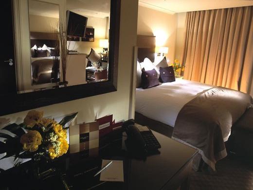 LONDON BRIDGE HOTEL