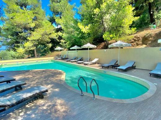 Greek Pride Aithrion