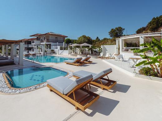 Ampelia Hotel & Studios