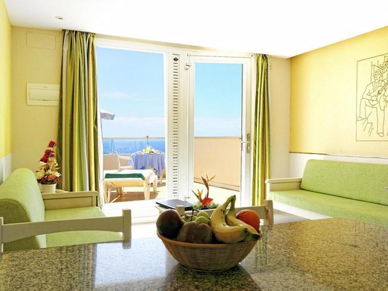 7BB90DF81D641CBE16158140A9FD9685