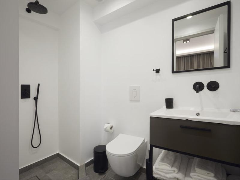 77BCDEFAA4C45A9FC487E5A5E3326241