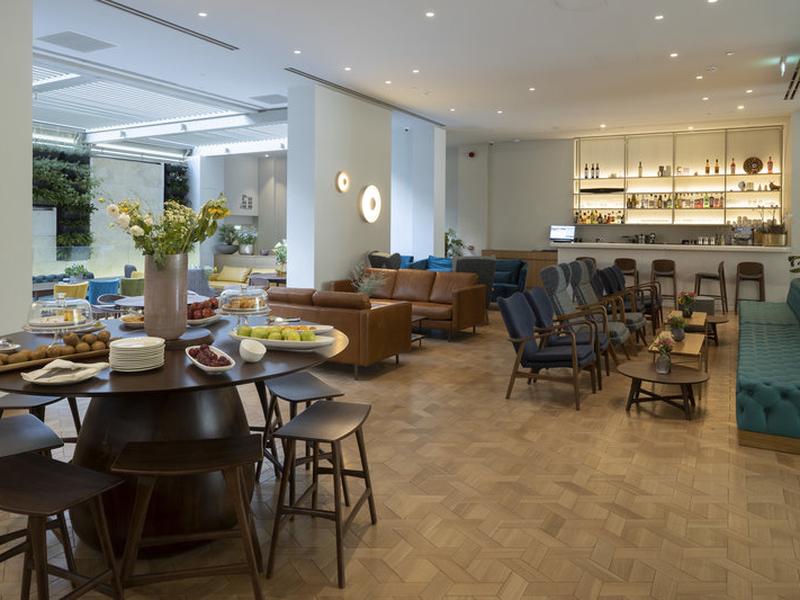 85E7686C932A48D730D0ECEC1C64B564