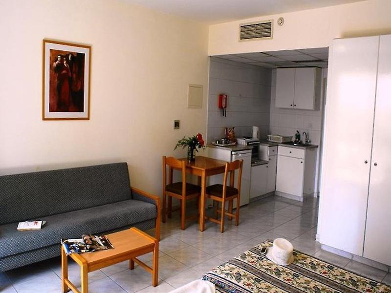 22C068BAB838B90832C29E7AFD8494AF