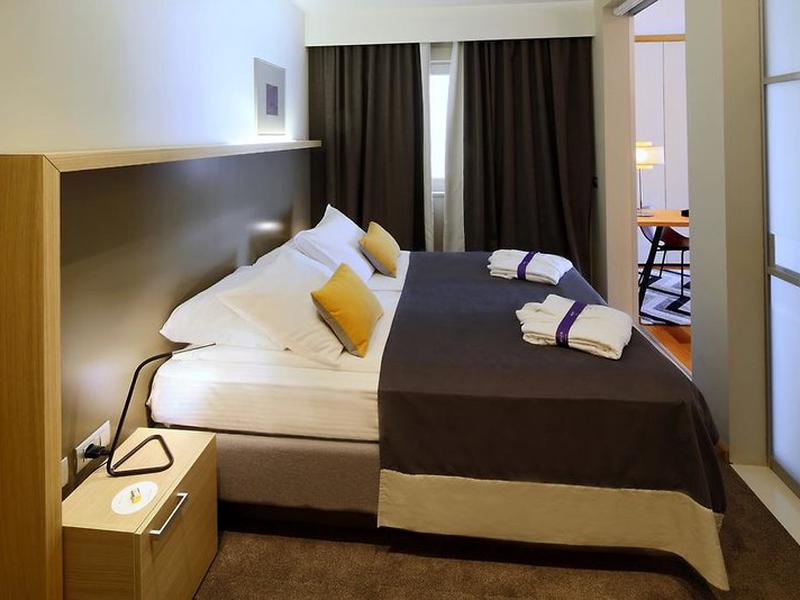 1883FE8E59E6A34F8AE63CE51AE54AE6