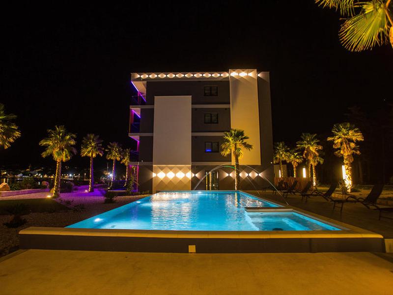 0F5CFD4961DF3E74EA98E7C6B82C28E1