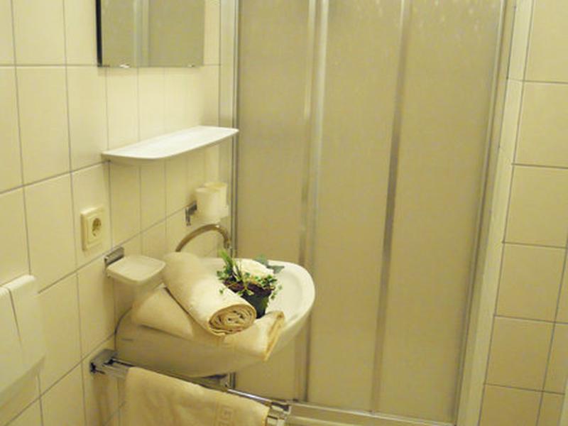 6AE1BA0CE8AACA9E74D40AEE45B5A09C