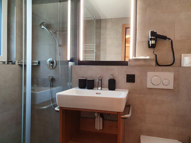 7EA5F34353EE3CADA08DB8DDABF1A652