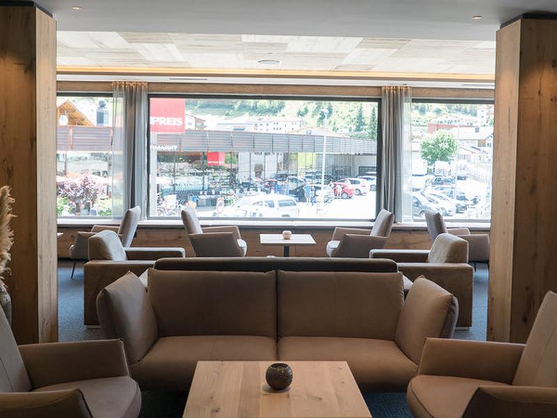 79F341EE0F9739C5B70F9F8F0607EC13