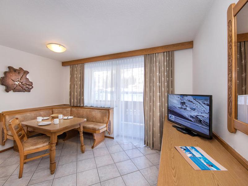 438090C14ACD8F6B4F4D489854A2BB40